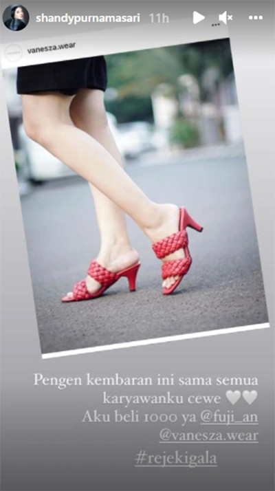 Gala Sky Dihujani Rezeki, Crazy Rich Malang Borong Seribu Sandal Dagangan Vanessa Angel
