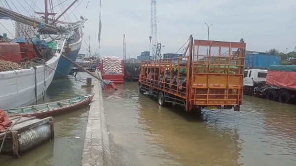 Pelabuhan Sunda Kelapa Terendam Banjir, Antrean Truk Mengular