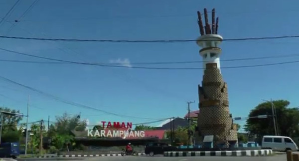 Viral! Pemuda Ini Nekat Joget TikTok di Tugu Sinjai