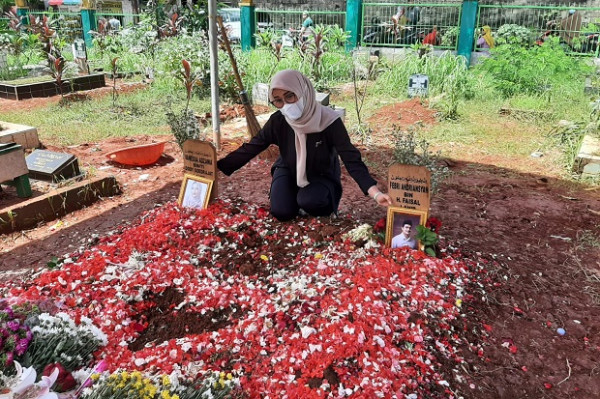 Viral Foto Vanessa Angel Hilang dari Makam, Begini Penjelasan Penjaga TPU