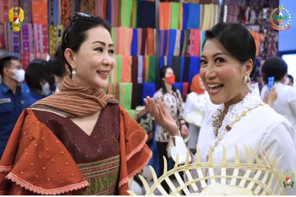 5 Potret Hetty Andika Perkasa, Istri Jenderal Andika yang Selalu Sayangi Prajurit