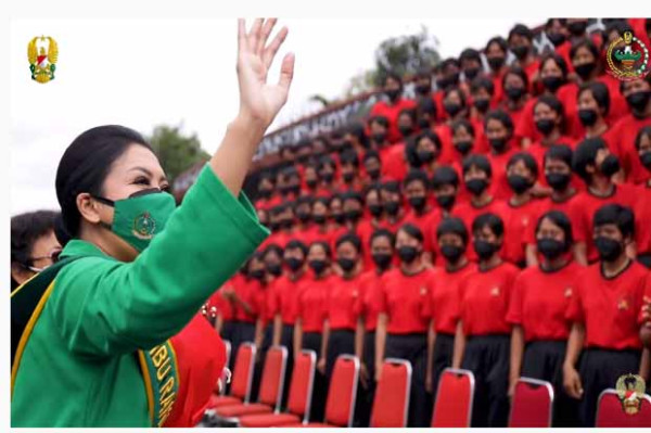 5 Potret Hetty Andika Perkasa, Istri Jenderal Andika yang Selalu Sayangi Prajurit