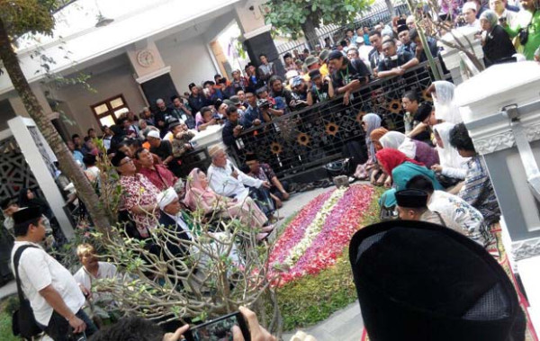Cucu Pendiri NU Wafat, Alissa Wahid Unggah Foto Kenangan Bareng Gus Dur