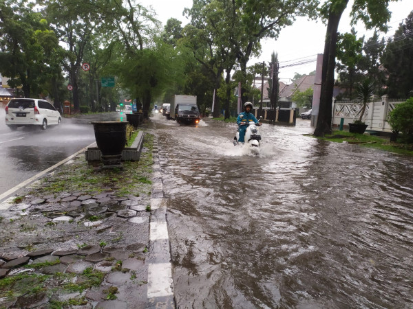 Diguyur Hujan Lebat, Bandung Banjir Cileuncang di Mana-mana