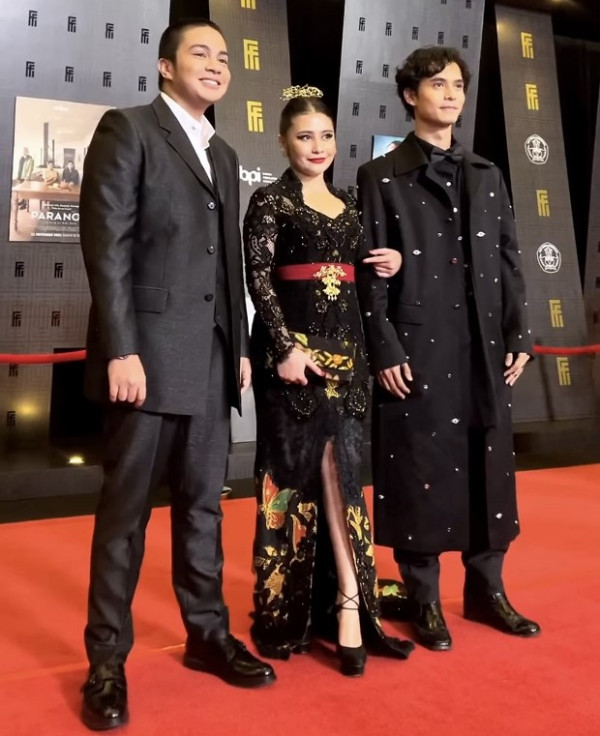 Prilly Latuconsina Tampak Anggun Dibalut Kebaya Bali di Karpet Merah FFI 2021
