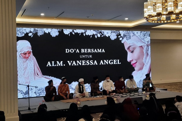 Pengajian Tujuh Hari Meninggalnya Vanessa Angel Dihadiri Ratusan Santri