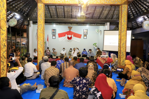 Lewat Cangkrukan di Balai RW, Wali Kota Eri Ajak Warga Sampaikan Aspirasi