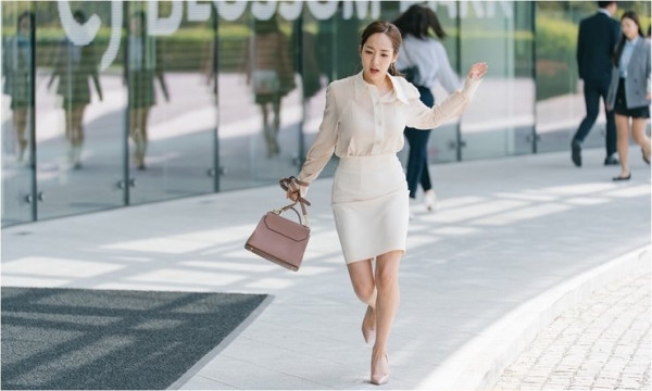 4 Karakter Drama Korea yang Tak Punya Banyak Uang, tapi Pakaiannya Mahal-Mahal