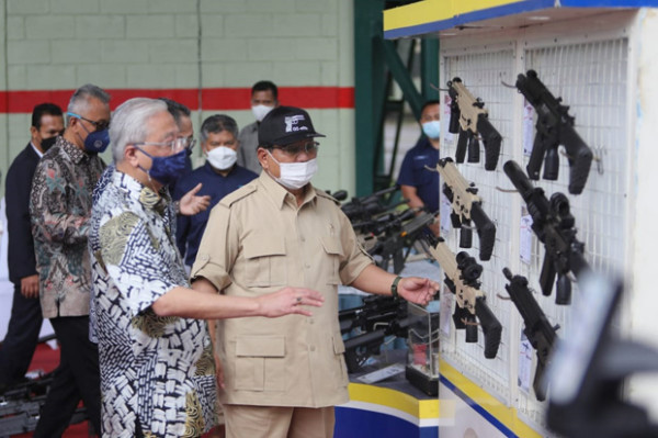 Prabowo Pamerkan Tank Harimau hingga Senjata Api Buatan Pindad ke PM Malaysia