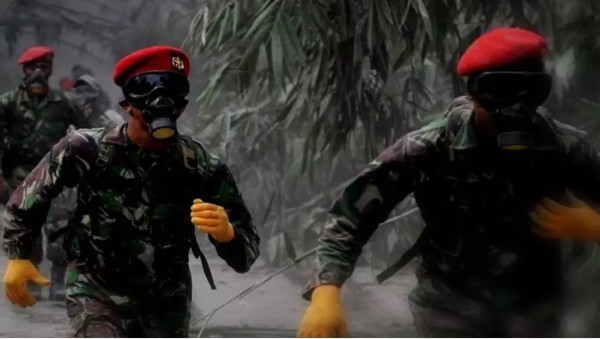 Daun Teh Direbus Air Sabun, Kisah di Balik Pembuatan Baret Merah Kopassus