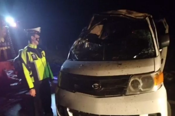 Sopir Ugal-ugalan, Minibus Terbalik di Tol Cipali Subang 1 Tewas 5 Luka