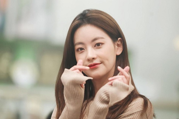 Selalu Terlihat Glowing, Ini Produk Skincare yang Dipakai Seleb Korea