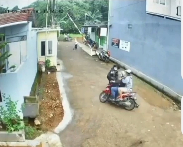 Viral! Aksi Heroik 2 Perempuan Kejar Begal HP di Komplek Perumahan