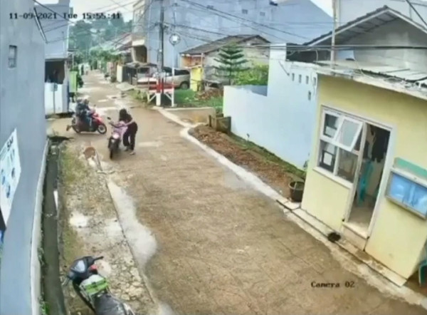 Viral! Aksi Heroik 2 Perempuan Kejar Begal HP di Komplek Perumahan