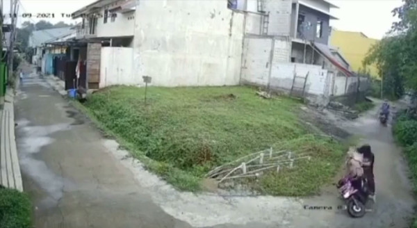 Viral! Aksi Heroik 2 Perempuan Kejar Begal HP di Komplek Perumahan