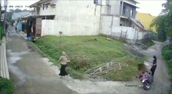Viral! Aksi Heroik 2 Perempuan Kejar Begal HP di Komplek Perumahan