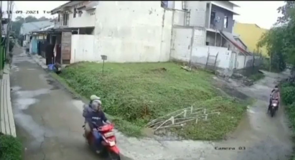Viral! Aksi Heroik 2 Perempuan Kejar Begal HP di Komplek Perumahan