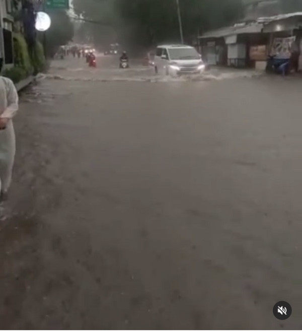 Sejumlah Kawasan di Jakarta Selatan Tergenang Banjir, Arus Lalu Lintas Tersendat
