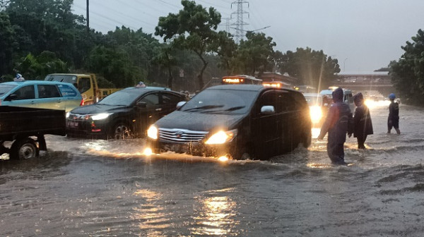 Jalan DI Panjaitan Terendam Banjir, Arus Lalu Lintas Macet Parah