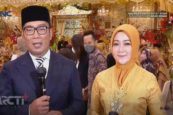 Jadi Saksi Nikah, Ridwan Kamil Berikan Lukisan untuk Ria Ricis dan Teuku Ryan