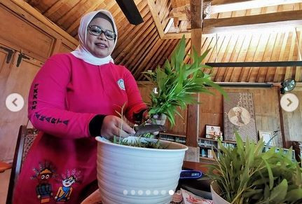 3 Potret Fery Farhati Istri Anies yang Hobi Bercocok Tanam