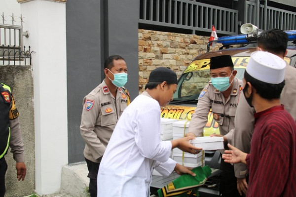 Mobil Senyum Polres Jakarta Pusat Tebar Kebaikan dan Kebahagiaan di Sawah Besar