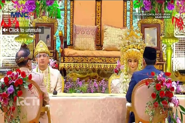Ria Ricis Tampil Cantik dengan Gaun Pengantin Adat Palembang, Bikin Pangling