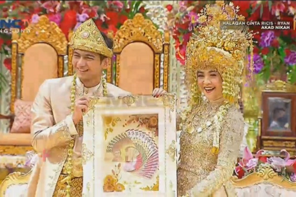Teuku Ryan Pinang Ria Ricis dengan Mas Kawin 100 Gram Logam Mulia dan Uang Rp179 Juta