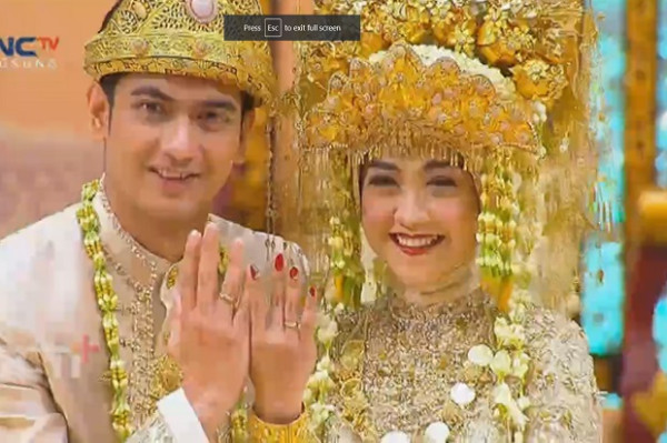 Ria Ricis Tampil Cantik dengan Gaun Pengantin Adat Palembang, Bikin Pangling