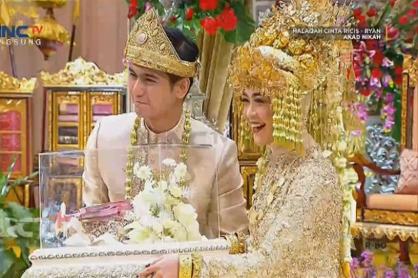 Ria Ricis Tampil Cantik dengan Gaun Pengantin Adat Palembang, Bikin Pangling