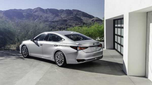 Bidik Bos Besar yang Peduli Lingkungan, Ini Keistimewaan Lexus ES 300h