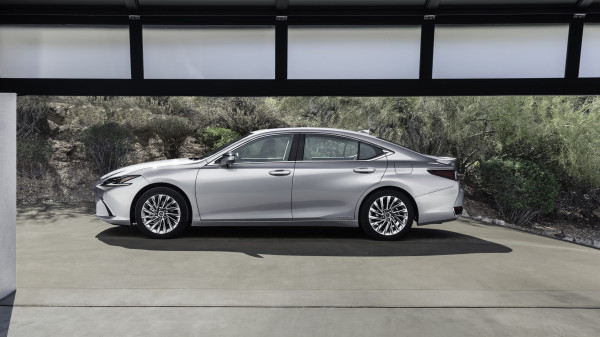 Bidik Bos Besar yang Peduli Lingkungan, Ini Keistimewaan Lexus ES 300h