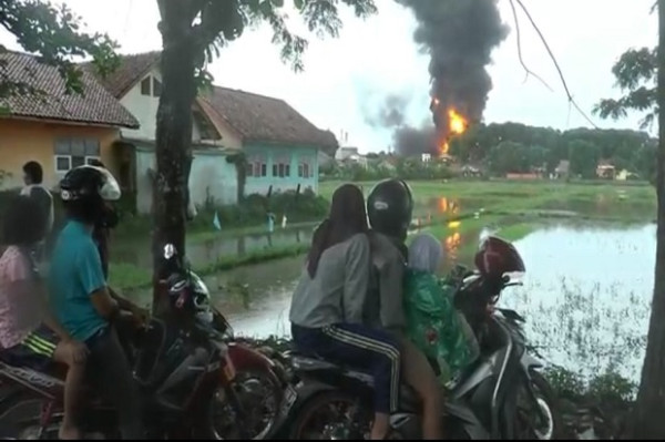 Penampakan Kilang Pertamina Cilacap Kobaran Api dan Asap Hitam Masih Membumbung di Angkasa