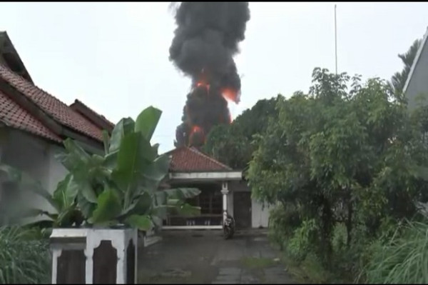 Penampakan Kilang Pertamina Cilacap Kobaran Api dan Asap Hitam Masih Membumbung di Angkasa