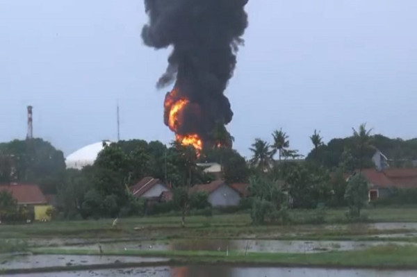 Penampakan Kilang Pertamina Cilacap Kobaran Api dan Asap Hitam Masih Membumbung di Angkasa