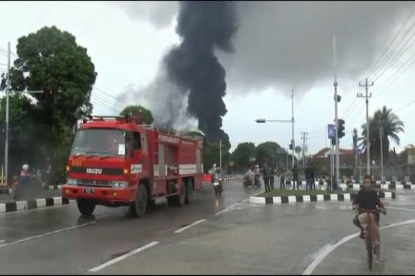 Penampakan Kilang Pertamina Cilacap Kobaran Api dan Asap Hitam Masih Membumbung di Angkasa