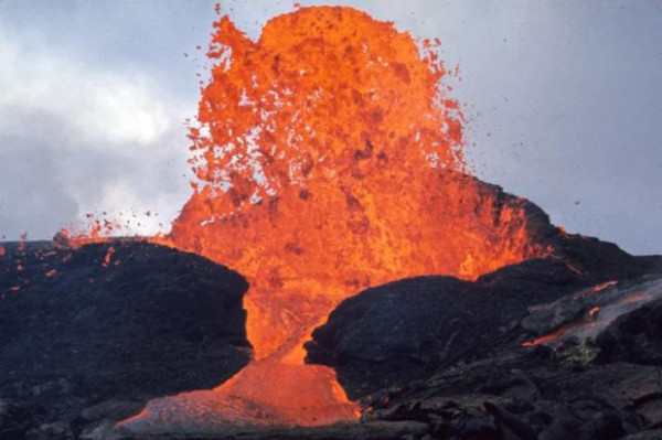 Gunung Berapi Ini Pernah Meletus 5 Tahun, Air Mancur Lava yang Tercipta Bikin Merinding