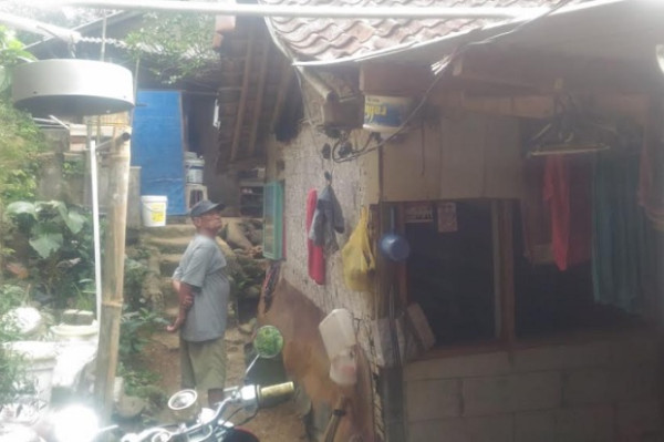 Kisah Bripka Sandi Praja Sisihkan Gaji untuk Renovasi Rumah Warga Tak Mampu di Sukabumi