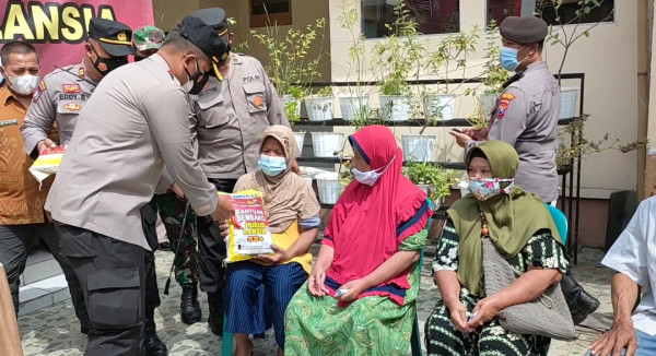 Kejar Herd Immunity, Polresta Sidoarjo Gelar Vaksinasi 1.000 Lansia Berhadiah Beras 5Kg