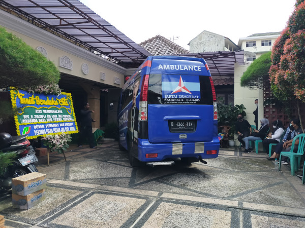 Jenazah Max Sopacua Tiba di Rumah Duka, Isak Tangis Keluarga Pecah