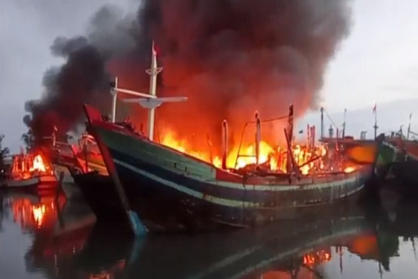 Terbakar Hebat, Belasan Kapal yang Sandar di Dermaga Pelabuhan Kota Tegal Hangus