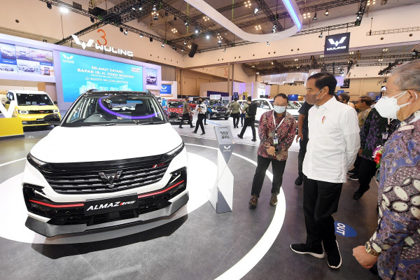 Kunjungi Booth Wuling, Jokowi Kagumi Kecanggihan Teknologi Almaz RS