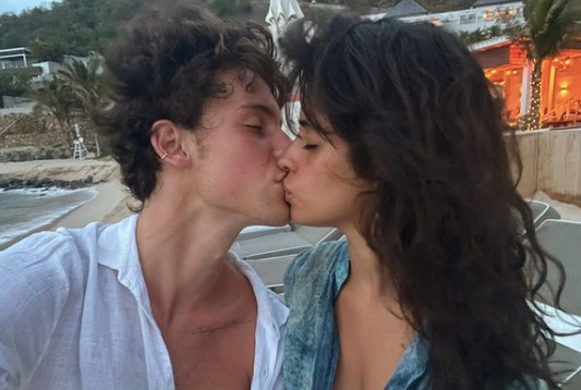 Shawn Mendes dan Camila Cabello Putus, Ini 6 Potret Mesra saat Masih Pacaran