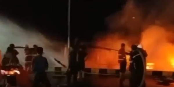 Bandar Lampung Digemparkan Kapal yang Terbakar Hebat di Pelabuhan Panjang