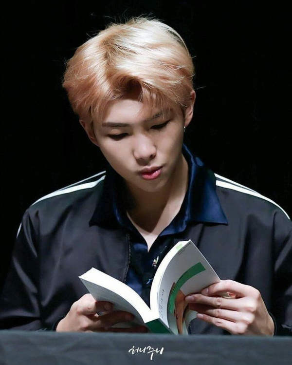 Seleb Kutu Buku dan Judul-Judul yang Dibacanya, dari Jisoo BLACKPINK hingga Velove Vexia
