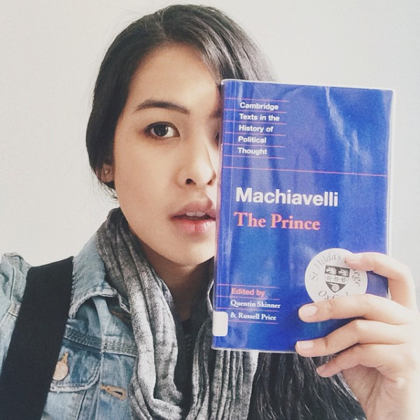 Seleb Kutu Buku dan Judul-Judul yang Dibacanya, dari Jisoo BLACKPINK hingga Velove Vexia