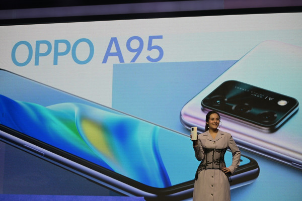 Chelsea Islan Jatuh Cinta dengan OPPO A95 Karena Warnanya Glowing