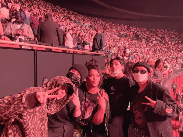 BTS Kepergok Asyik Nonton Konser Harry Styles Bersama Lizzo