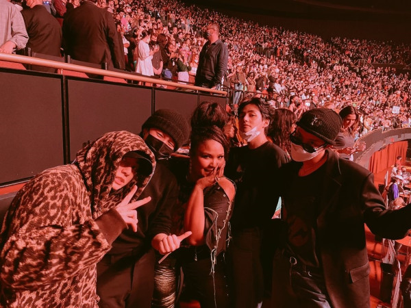 BTS Kepergok Asyik Nonton Konser Harry Styles Bersama Lizzo