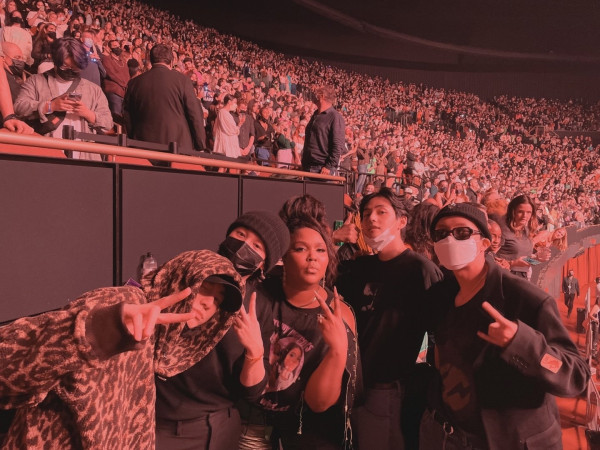 BTS Kepergok Asyik Nonton Konser Harry Styles Bersama Lizzo